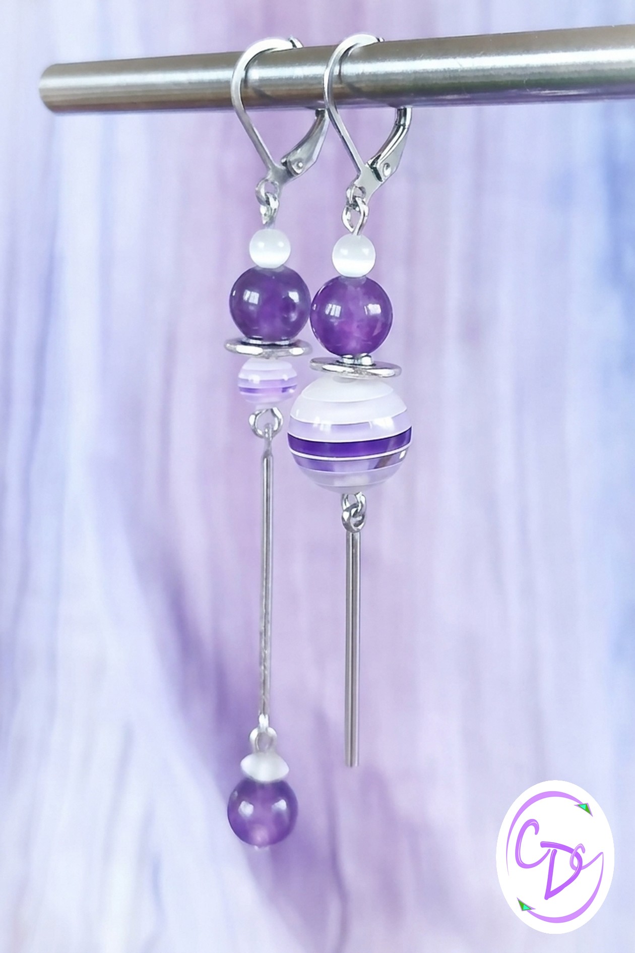 Boucles d'oreilles asymétriques modèle upcyclé argent perle zébrée violet et blanc