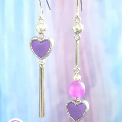 Boucles d'oreilles asymétriques modèle upcyclé argenté pendentif cœur violet et perle violet givré