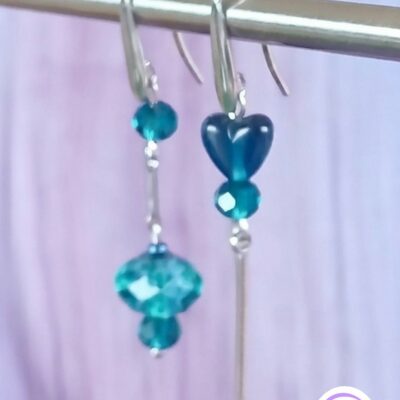 Boucles d'oreilles asymétriques modèle upcyclé argenté perle cœur et perle facettée bleu canard