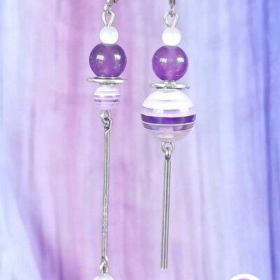 Boucles d'oreilles asymétriques modèle upcyclé argenté perle zébrée violet et blanc