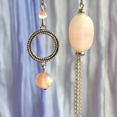 Boucles d'oreilles asymétriques modèle upcyclé argenté perles rose pâle