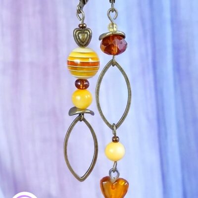 Boucles d'oreilles asymétriques modèle upcyclé bronze et perle zébrée caramel et petit cœur ambre