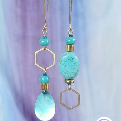 Boucles d'oreilles asymétriques modèle upcyclé doré perle et nacre bleu turquoise