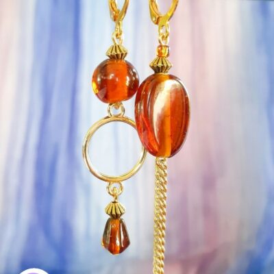 Boucles d'oreilles asymétriques modèle upcyclé doré perles caramel et ambre