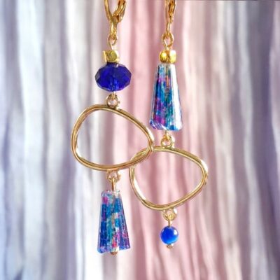 Boucles d'oreilles asymétriques modèle upcyclé perle de verre mouchetée de bleu et perle facettée bleu saphir