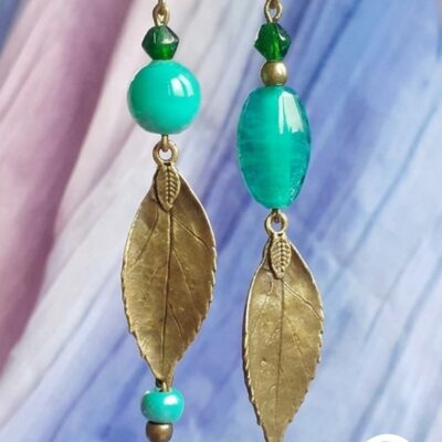 Boucles d'oreilles upcyclées asymétriques Pièce unique bronze feuille et perle de verre bleu turquoise