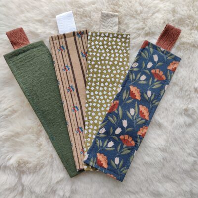 Lot de quatre marque-pages en tissus de seconde main