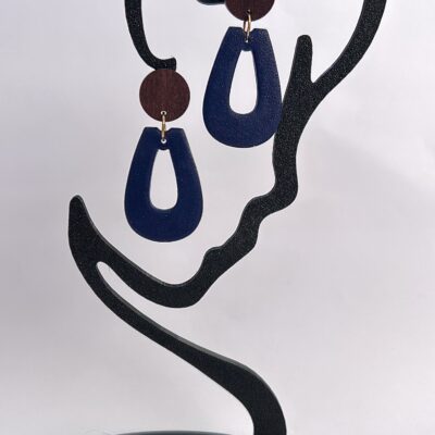 Boucles d’oreilles « Larmes bohèmes » en pâte polymère bleu marine et bois