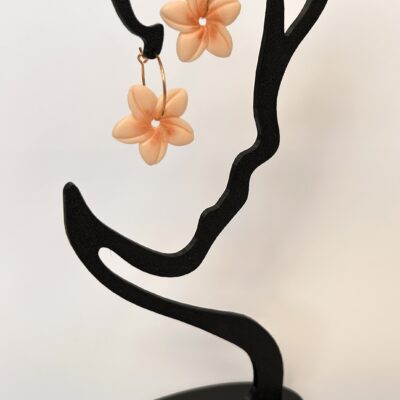 Boucles d’oreilles « Fleur tropicale » en pâte polymère orange pastel