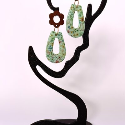 Boucles d’oreilles « Larmes Bohèmes » en pâte polymère vert pale et fleurs romantiques