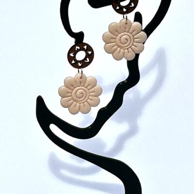 Boucles d’oreilles « Bloom » en pâte polymère abricot pastel et bois