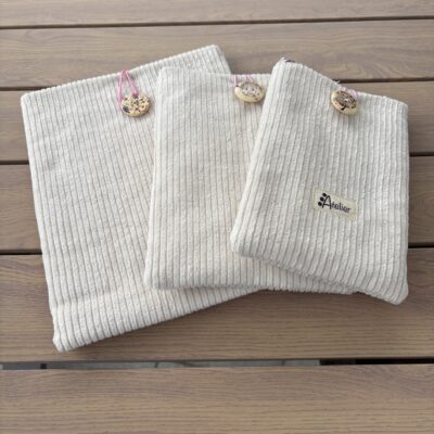 Pochette molletonné à livre en velours côtelé beige en taille L, M et S