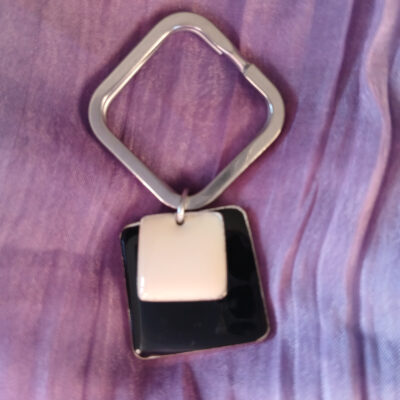 Porte-clé rétro pendentifs émaillés crème et noir brillant
