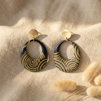 Boucles d'Oreilles Kriyōla – Créoles Papier Népalais Bleu Paon & Caramel – Clous Circulaires Acier Inoxydable Doré – Bijou Bohème Chic Fait Main – Pièce Unique