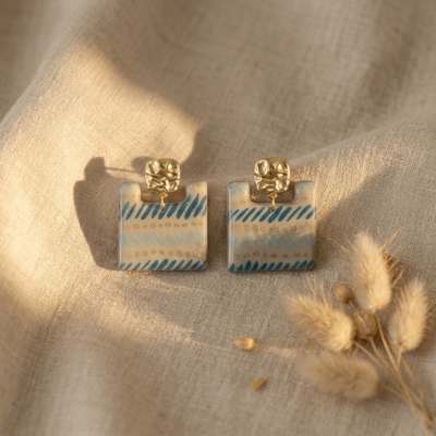 Boucles d'Oreilles Ṭā'ila – Papier Artisanal Bleu Azur Sable & Or – Clous Carrés Martelés Acier Inoxydable – Bijou Minimaliste Fait Main France