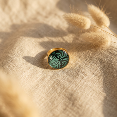 Bague Cabochon Verre – Papier Indien Bleu Envoûtant – Effet Loupe 20mm – Laiton Doré à l'Or Fin – Anneau Réglable – Bijou Bohème Fait Main Pièce Unique