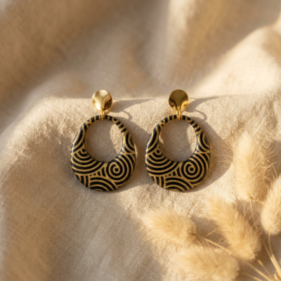 Boucles d'Oreilles Kriyōla – Créoles Papier Indien Noir & Doré – Clous Acier Inoxydable – Bijou Élégant Intemporel Fait Main – Pièce Unique