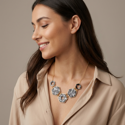 Collier Hēksā – Papier Népalais Bleu & Beige – Plastron 5 Hexagones Dorés – Chaîne Acier Inoxydable & Fermoir T – Bijou Géométrique Fait Main Pièce Unique