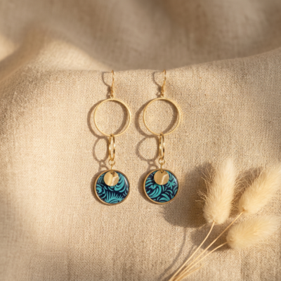 Boucles d'Oreilles Saṅgha – Papier Indien Bleu Envoûtant – Cercles en Cascade & Gold Filled 14K – Bijou Fait Main Édition Limitée