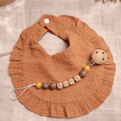 attache tétine + bavoir à volants marron