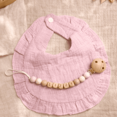 attache tétine + bavoir à volants mauve