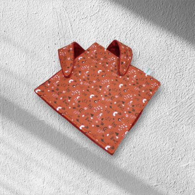 Grand doudou plat sensoriel oreilles de lapin coton doublé polaire lisse hyper douce motifs sur fond terracotta