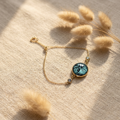 Bracelet Chaîne – Papier Indien Bleu Envoûtant & Strass Bleu Zircon – Médaillon Cabochon Verre 20mm – Chaîne Acier Inoxydable Réglable 21cm – Bijou Fait Main Pièce Unique