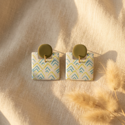 Boucles d'Oreilles Ṭā'ila – Papier Indien Motifs Géométriques Bleu Vert & Beige – Crochets Olive Acier Inoxydable – Bijou Minimaliste Nature Fait Main – Pièce Unique
