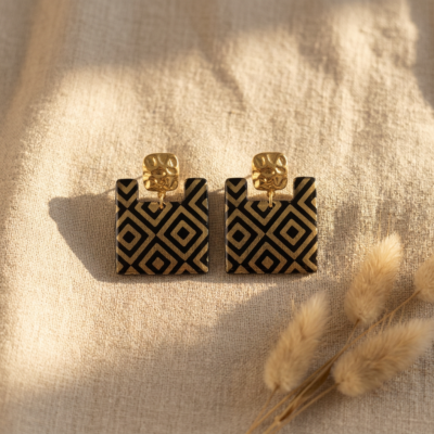 Boucles d'Oreilles Ṭā'ila – Papier Indien Losanges Noir & Or – Clous Carrés Martelés Acier Inoxydable Doré – Bijou Géométrique Minimaliste Fait Main – Pièce Unique
