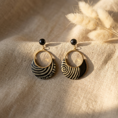 Boucles d'Oreilles Sūrya – Papier Népalais Noir & Gris – Anneau Doré 25mm & Cabochon Verre – Acier Inoxydable – Bijou Fait Main Pièce Unique