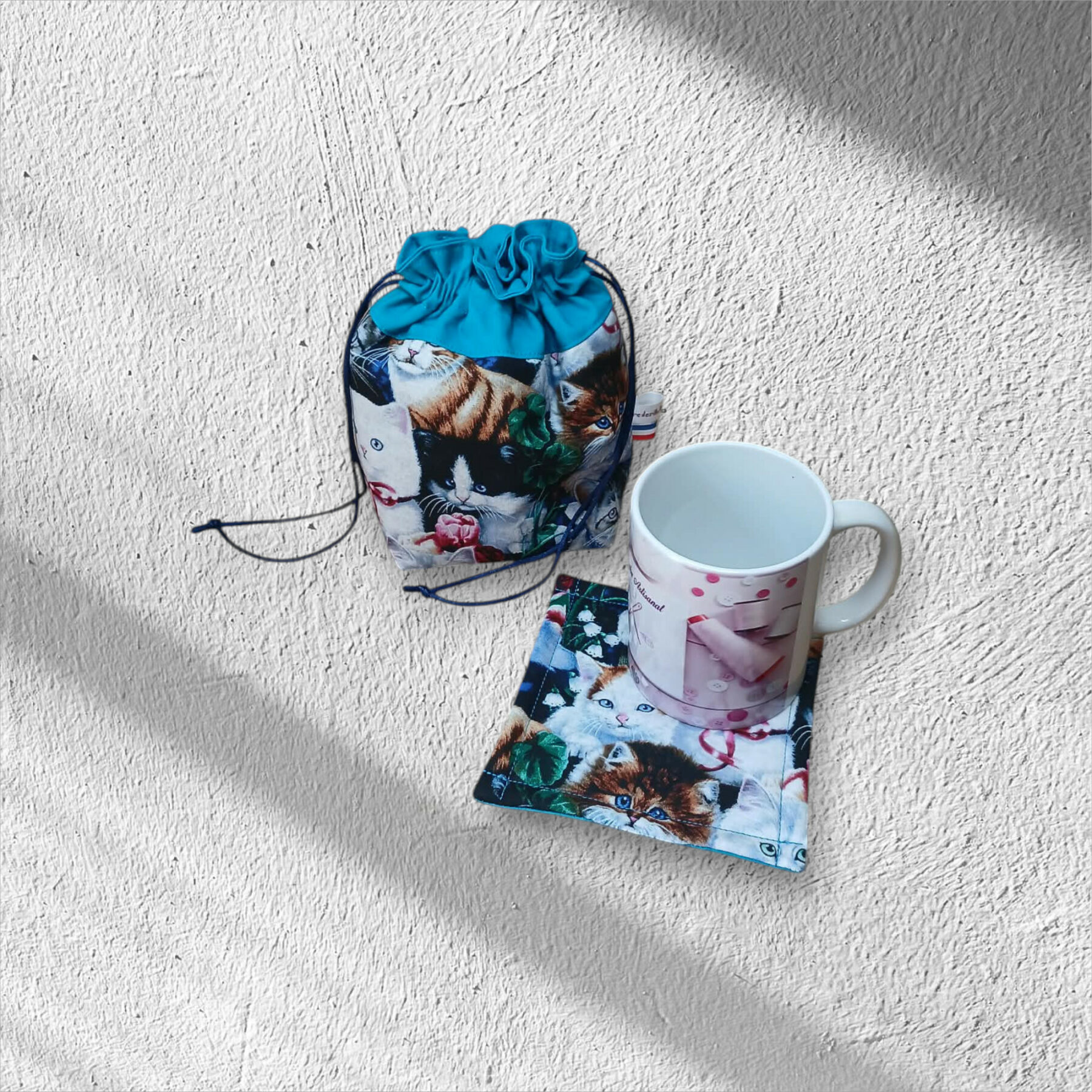 Pochette de transport pour mug et son sous mug, sac de rangement forme pochon ouatiné. Modèle au choix – Image 6