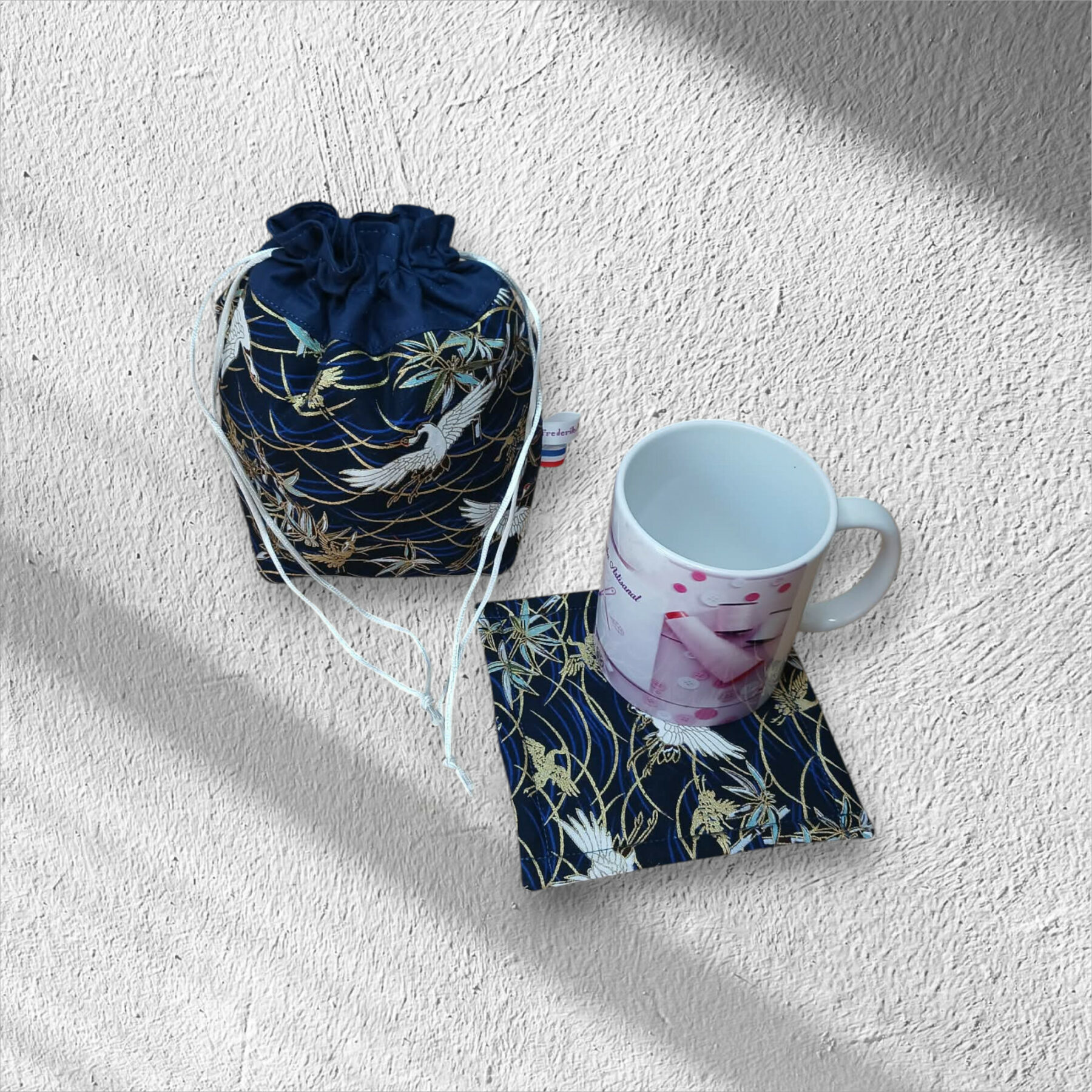 Pochette de transport pour mug et son sous mug, sac de rangement forme pochon ouatiné. Modèle au choix – Image 3