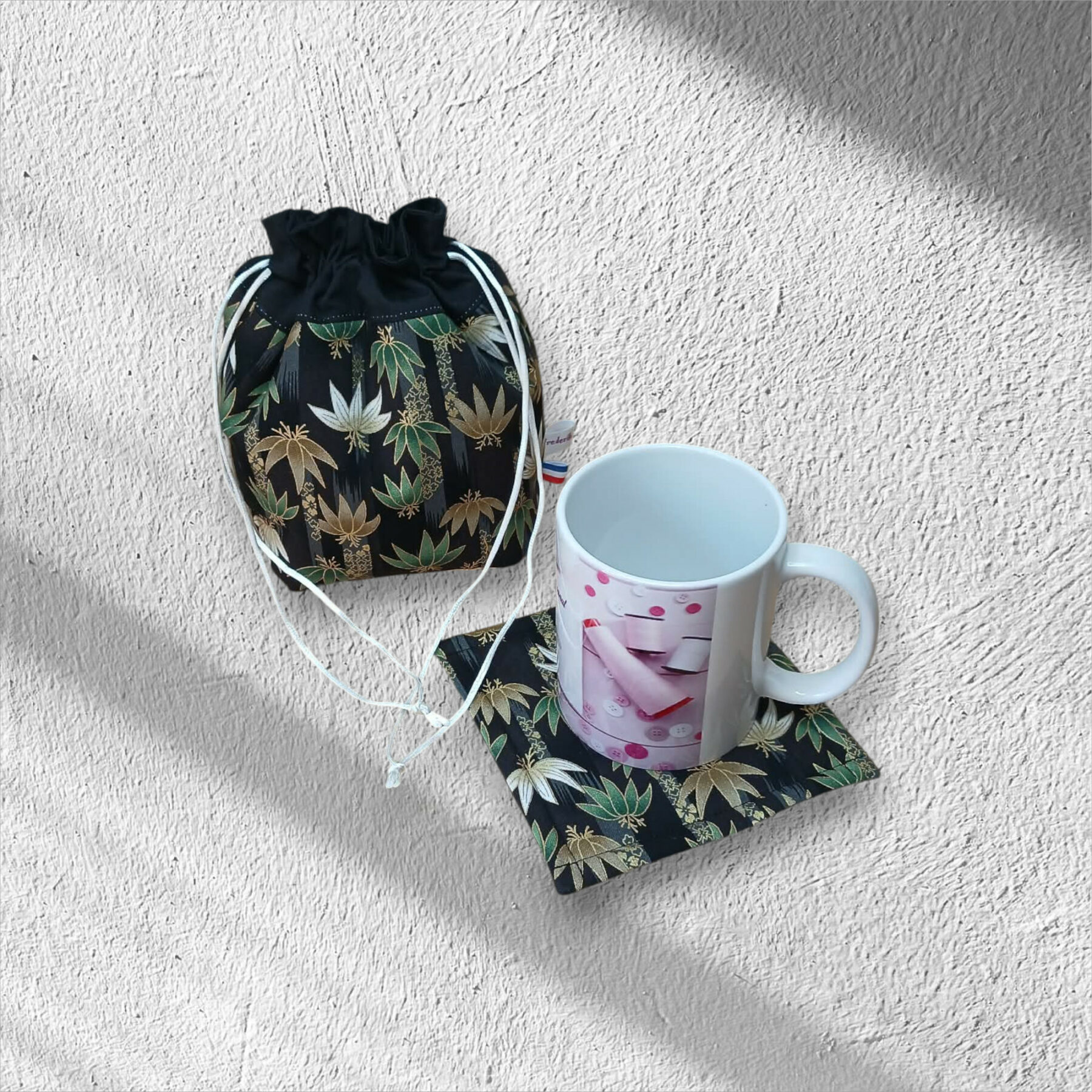 Pochette de transport pour mug et son sous mug, sac de rangement forme pochon ouatiné. Modèle au choix