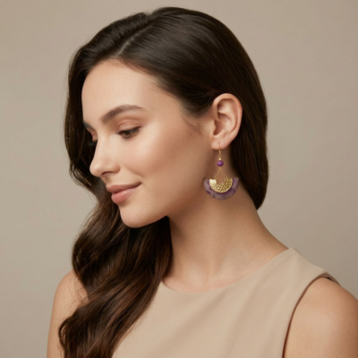 Boucles d'Oreilles Ādhā Gōla – Papier Népalais Violet & Doré – Crochets Gold Filled 14K – Bois Zamac Acier Inoxydable – Bijou Bohème Ethnique Fait Main – Pièce Unique