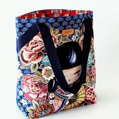 sac bleu motif poupée kokéshi avec anses porté épaule