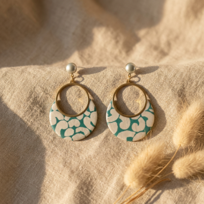 Boucles d'oreilles rondes · Papier népalais · Vert d'eau & Blanc · Acier doré · Fait main · Collection Sūrya