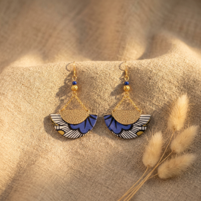 Boucles d'Oreilles Ādhā Gōla – Papier Indien Gingko Bleu Azur – Crochets Gold Filled 14K – Laiton Martelé Bois Acier Inoxydable – Bijou Bohème Floral Fait Main – Pièce Unique