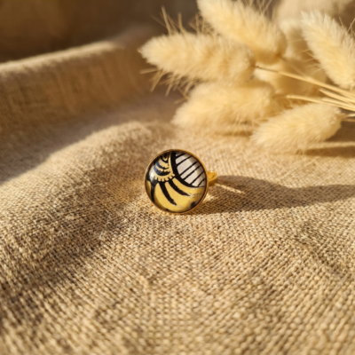 Bague cabochon Wax fait main – Laiton doré – Papier indien résiné – Taille ajustable – Bijou artisanal unique