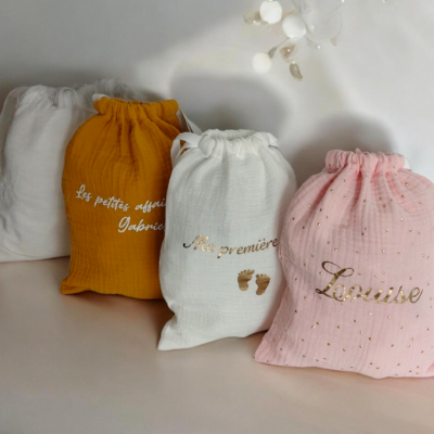 Pochon personnalisé bébé en double gaze de coton – Sac prénom naissance – Cadeau naissance personnalisable