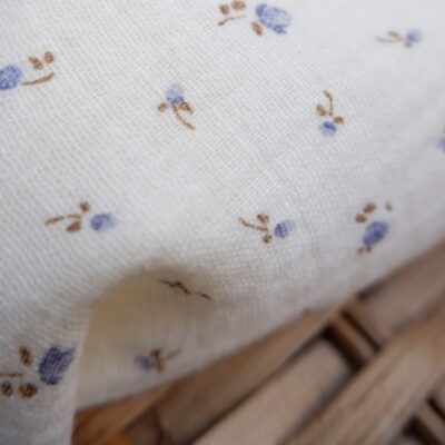 Couverture bébé écru imprimé petites fleurs bleues et noisettes