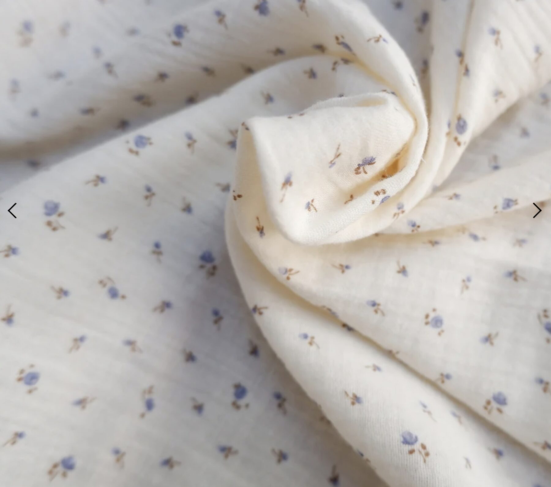 Cape de bain imprimé petites fleurs bleues et noisettes