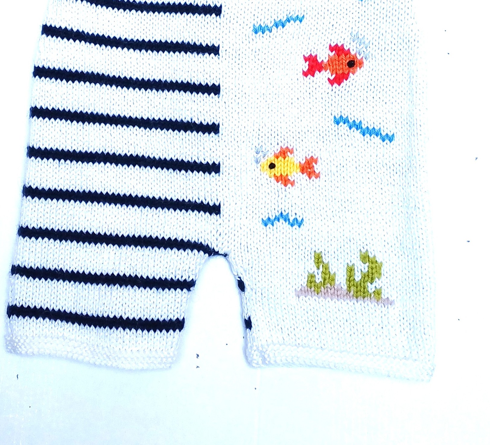 Salopette 3/6 mois style marin avec des poissons brodés, tricot main – Image 3