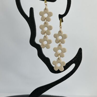 Boucles d’oreilles « Trioflora » en pâte polymère beige