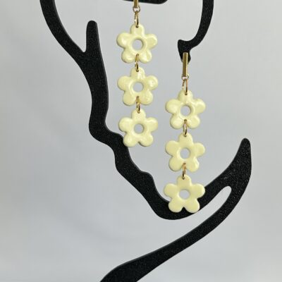 Boucles d’oreilles « Trioflora » en pâte polymère jaune pastel