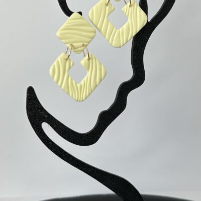 Boucles d’oreilles « Quadra Pop » en pâte polymère jaune pastel