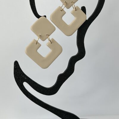 Boucles d’oreilles « Quadra Pop » en pâte polymère beige