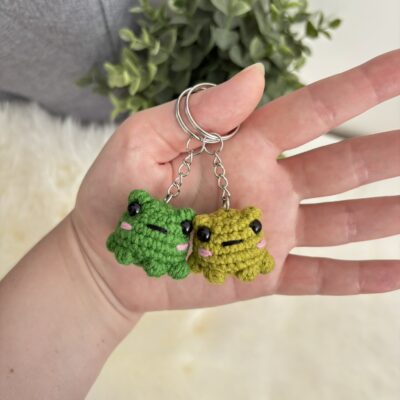 Porte-clé grenouille au crochet verte ou olive, amigurumi fait main, accessoire kawaii, cadeau artisanal original