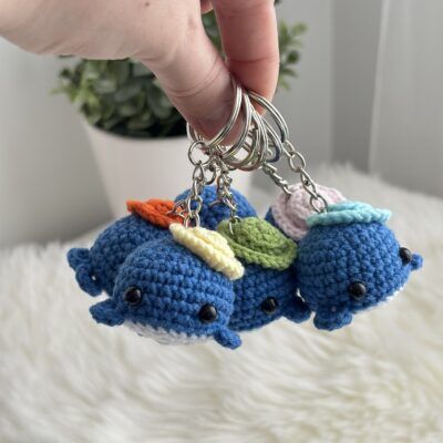 Porte-clé baleine au crochet avec chapeau coloré, fait main, amigurumi marin, cadeau original, accessoire sac ou trousse