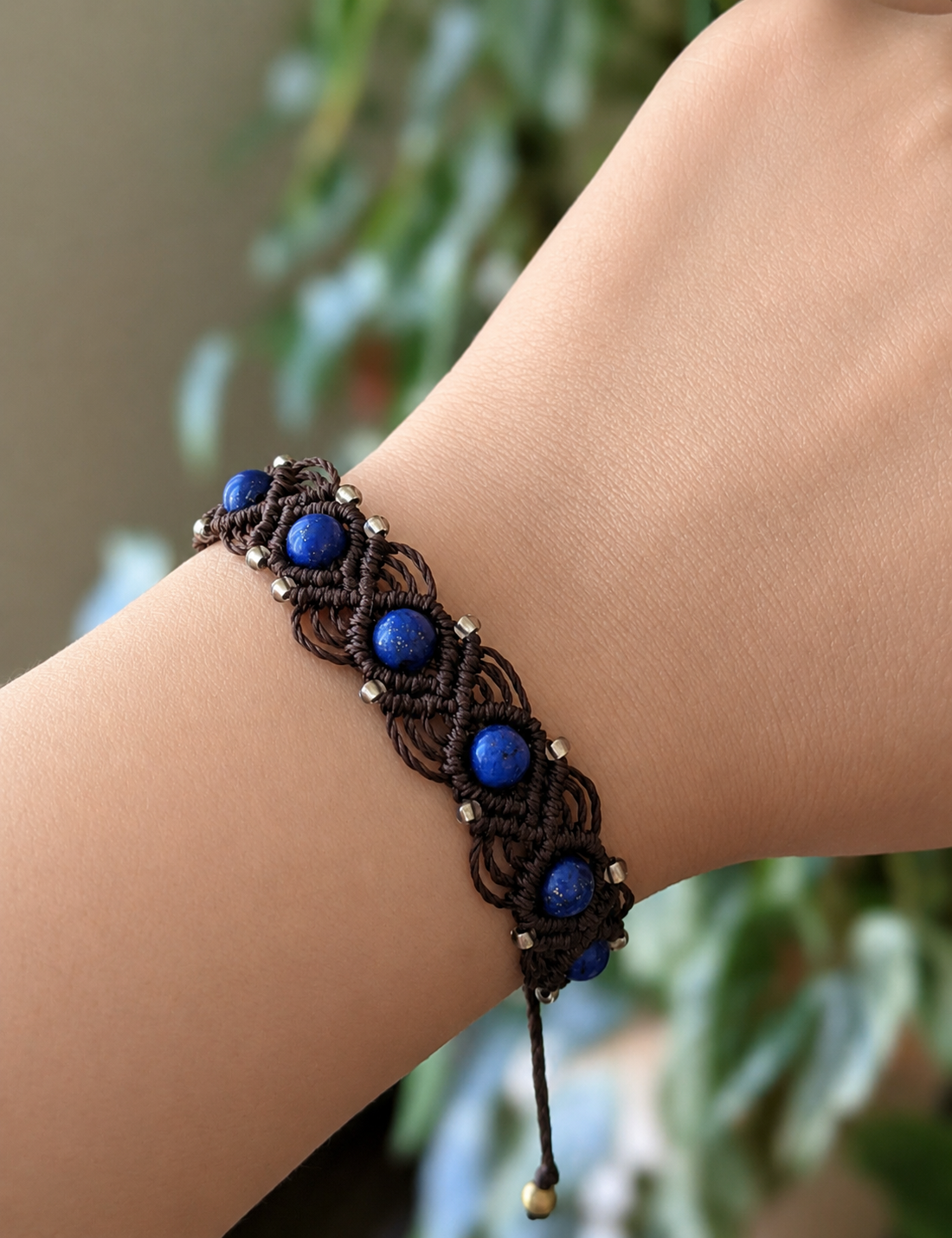 Bracelet Macramé Marron Avec Perles Naturelles Lapis Lazuli : Bijou Fait Main Unique / Lithothérapie – Image 2
