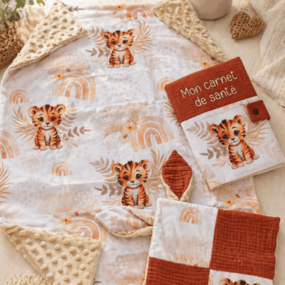 ensemble bébé naissance couverture doudou carnet santé tigre